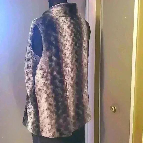 Adrienne Vittadini Faux Fur Vest - Picture 3 of 4